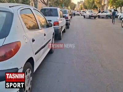  به دلیل ظرفیت کم پارکینگ‌های ورزشگاه شهدای شهر قدس، هواداران پرسپولیس خودروهای خود را در اطراف استادیوم پارک کردند