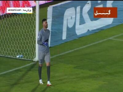  خوشحالی و جشن محمد عمری با فیزیوتراپ پس از گلزنی