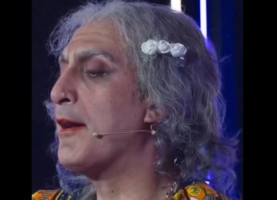  ژوله با گریم زنانه مقابل تماشاگران ظاهر شد