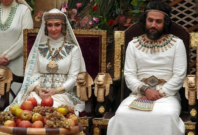  عکس یادگاری همسر و دختر یوزارسیف در پشت‌صحنه سریال