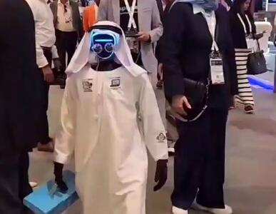  حضور یک ربات چینی با لباس عربی در نمایشگاه جیتکس