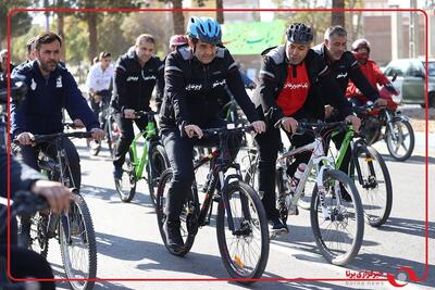  وزیر ورزش و جوانان همراه مردم بناب دوچرخه سواری کرد