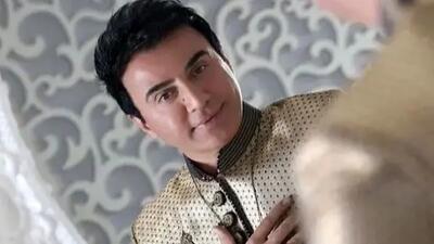 لحظه ناب عبادت داریوش فرضیایی؛ نماز خواندن عمو پورنگ روی سجاده سبز معروف + عکس