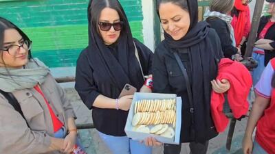 پخش شیرینی جدایی درویش در گیت ورودی بانوان پرسپولیسی ورزشگاه شهر قدس