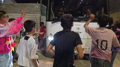 استقبال هواداران نوجوان پرسپولیس از اتوبوس این باشگاه هنگام خروج از ورزشگاه