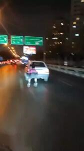  حرکات عجیب جوان اسکیت‌سوار در بزرگراهی در تهران