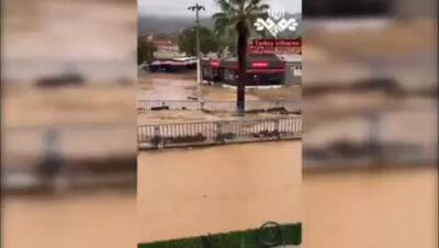  جاری شدن سیل در ازمیر ترکیه؛ یک نفر مفقود شد