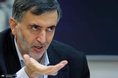  انتقاد عبدالله گنجی از پزشکیان: ‌رئیس‌جمهور طی یک هفته سه بار گفته‌اند: روی طلا خوابیدیم اما گرسنه‌ایم/ حتی فقیرترین کشورها چنین تعبیری را بکار نمی‌برند/ اینکه مردم نمی‌توانند برنج و میوه بخرند به عرضه دولت برمی‌گردد نه محل خوابیدن