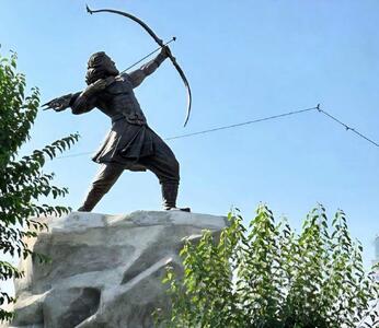 سازنده مجسمه آرش کمانگیر در میدان ونک: یک مدیر گفت ما این مجسمه آرش را نمی‌خواهیم، چون سیکس پک دارد تحریک کننده است
