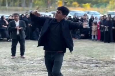  آواز شاد؛ داداش دوماد مجلس گرم کنه روزگاره با پایکوبیش کل روستا دورش دایره زدن