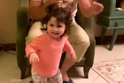  آواز شاد؛ شاهرخ استخری فیلم رقصیدن دخترشو بهش نشون داد بچه انقد بانمک خجالت میکشه