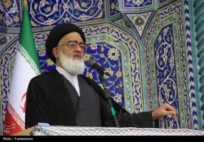  امام جمعه قم: رهبر انقلاب با سلاح نرم به مصاف جنگ ادراکی دشمن رفته‌اند - تسنیم