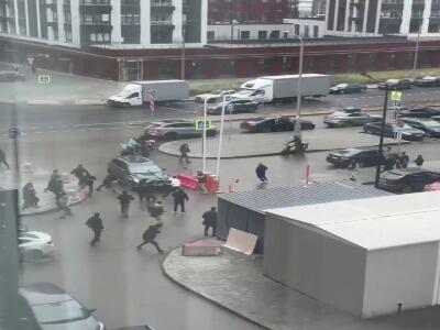 درگیری گروهی از کارگران با بیل در مسکو!