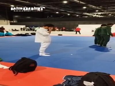 نماز شکر امیرمحمد حاتمیان پس از کسب مدال طلای MMA بازی‌های آسیایی جوانان در بحرین