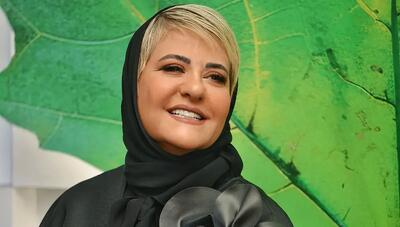 «رابعه اسکویی» در جشنواره فیلم کوتاه تهران/ استایل مونوکروم مشکی با گل بزرگ ساتن سوژه شد (عکس)