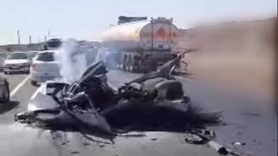 تصادف مرگبار پژو و پراید با یک سوختبر؛ هیچی از ماشین‌ها باقی نمانده (فیلم)