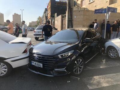 برخورد خاور با ۱۵ خودرو در بلوار سیمون بولیوار تهران / ۲ نفر مصدوم شدند