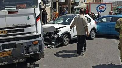 برخورد خاور با ۱۵ خودرو در بلوار سیمون بولیوار تهران