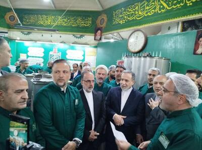  چای ریختن عراقچی برای زائران امام رضا (ع) | تصاویر