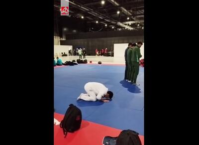  نماز شکر قهرمان ایرانی بعد از کسب طلا در فینال | ویدئو