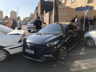  تصادف سنگین در تهران؛ خاور با ۱۵ خودرو برخورد کرد؛ آسیب شدید خودروها در این تصادف | تصاویر