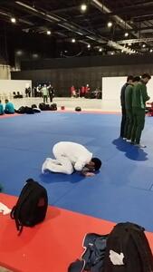  نماز شکر امیر محمد حاتمیان پس از کسب مدال طلای MMA بازی‌های آسیایی جوانان در بحرین + فیلم