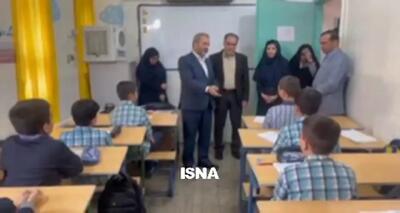  رییس مرکز امور اتباع در بازدید از یک مدرسه اتباع: انشالله شما را در افغانستان ببینیم و کشورتان را بسازید + فیلم
