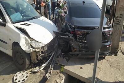 پلیس: کامیون خاور پس از خالی کردن ترمز با ۱۵ خودرو برخورد کرد