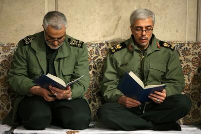 سفر به تاریخ؛ «سرلشکر باقری» در حال تسلیت گفتن به «سردار سلیمانی» در یک مراسم ترحیم/ تصاویر