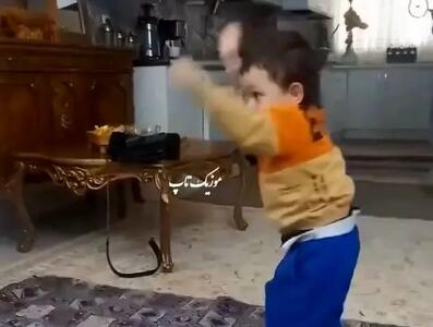  آواز شادیسم؛ بچه دو سالشه تاتی راه میره خوابه تا صدا آهنگ میاد پامیشه خوابالو میرقصه
