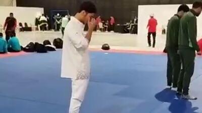  نماز شکر امیرمحمد حاتمیان پس از کسب مدال طلای MMA بازی‌های آسیایی جوانان