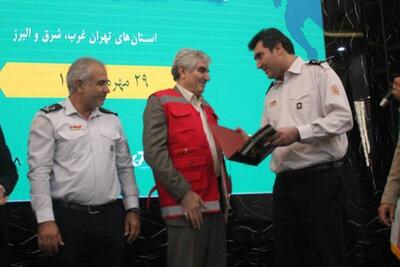  لباس آتش‌نشان افتخاری بر تن رئیس دانشگاه جامع علمی‌کاربردی