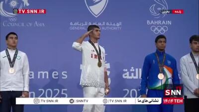  ادای احترام نظامی پس از به گردن انداختن مدال طلا