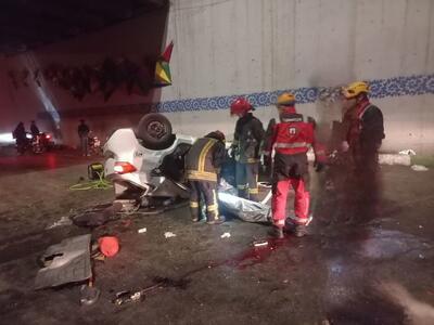  سقوط خودرو از پل بر روی موتور