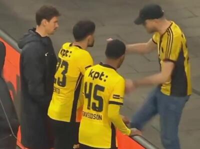  رو در رو شدن بازیکنان یانگ بویز سوئیس با هوادار خشمگین این تیم پس از شکست مقابل گالن