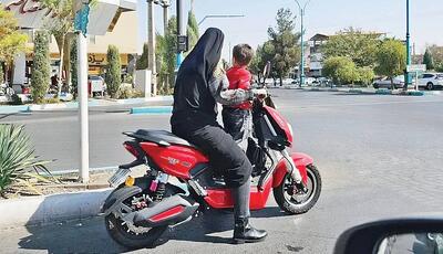 بنشینم و صبر پیش گیرم؛ درباره عکسی از موتور سوار زن و بچه‌اش