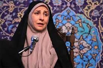  آوازخوانی مرجانه گلچین بر سر مزار مادرش