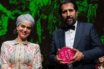  لحظه دریافت جایزه بهترین فیلم جشنواره آلیس توسط غزل شاکری