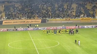 جشن بازیکنان سپاهان و محرم نویدکیا همراه با هوادران بعد از پیروزی مقابل پیکان