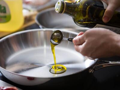  آیا سرخ کردن با روغن زیتون واقعاً سالم‌تر است؟ بررسی علمی و واقعی!