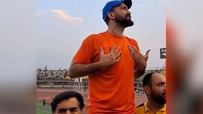  تشویق داماش توسط هواداران نساجی در بازی هفته دهم لیگ آزادگان