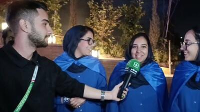  مصاحبه با بانوان چهار قلوی استقلالی در مقابل هتل محل اقامت این تیم در شیراز