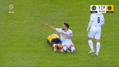 کارت قرمز میلاد باقری بعد از بررسی توسط VAR به زرد تبدیل شد