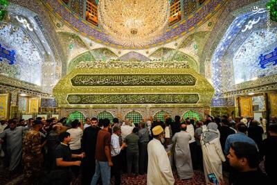 عکس/ گل‌آرایی ضریح امیرالمومنین برای ولادت عقیله بنی هاشم