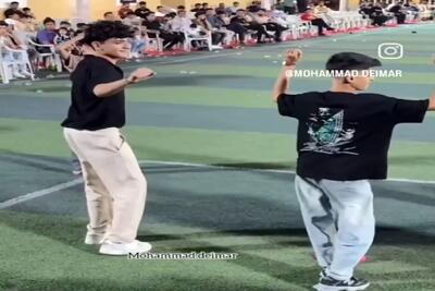  آواز محلی؛ تو زمین فوتبال آهنگ خوندن یهو دوتا پسر پریدن وسط لرزوندن همه نگاها خیره شد
