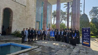  رونمایی از پوستر جشنواره‌های رسانه و نشریات دانشگاه پیام‌نور در آرامگاه سعدی شیراز