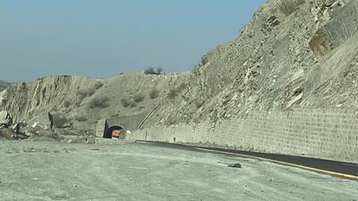  خطر ریزش سنگ از کوه و تونل رودان به روی خودروها