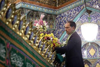  گل آرایی ضریح مطهر بانوی کرامت در روز میلاد حضرت زینب (س)