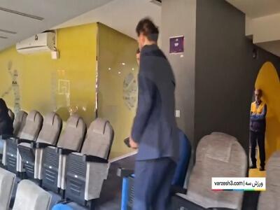 تشویق یاسر آسانی از سوی هواداران استقلال