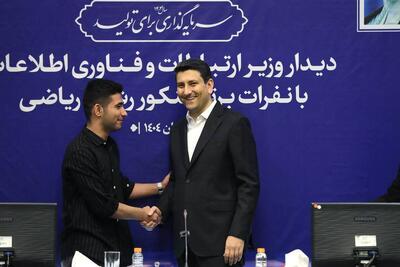 انتقاد از فیلترینگ در دیدار رتبه های اول کنکور با وزیر ارتباطات (+عکس)
